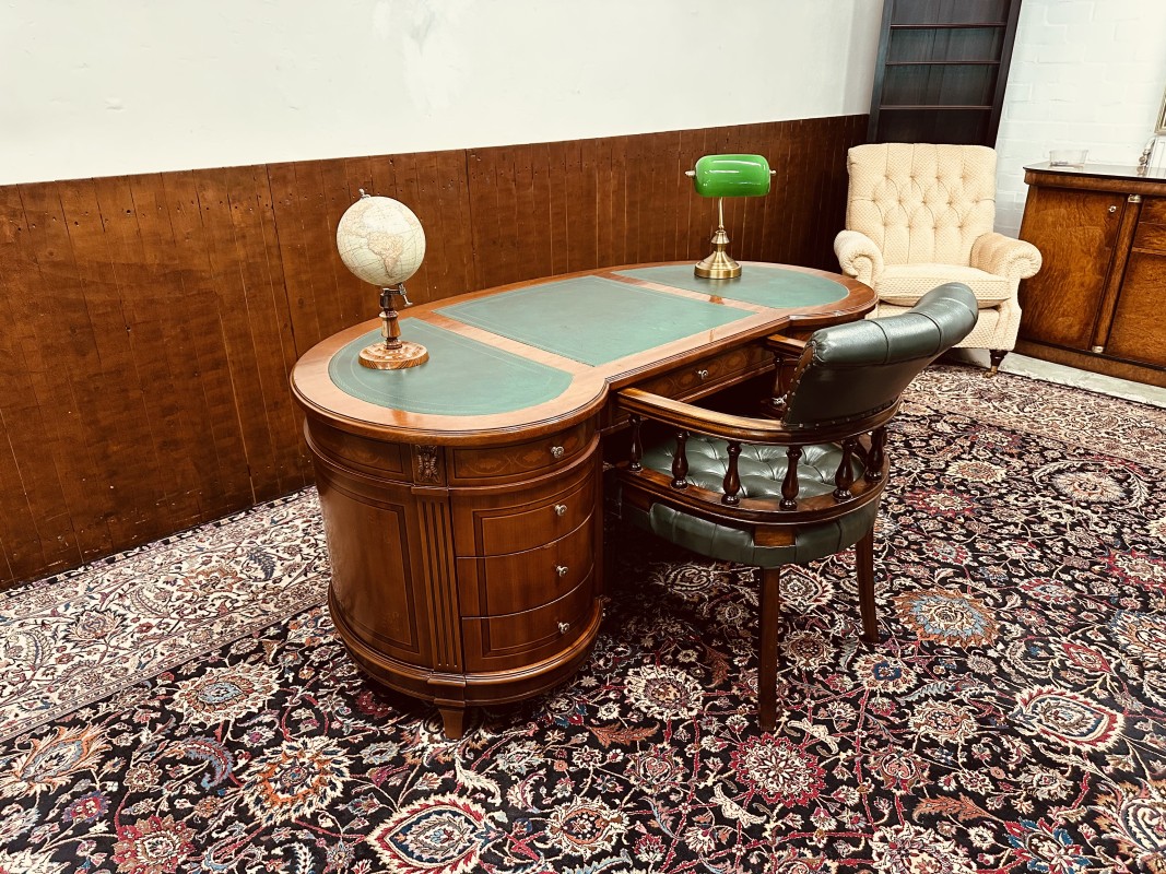Klassiek-Engels-Ovaal-Bureau