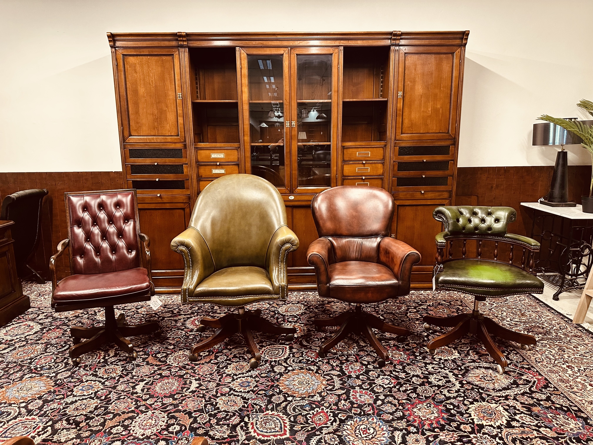 Diverse Antieke Klassieke en Engelse bureaustoelen