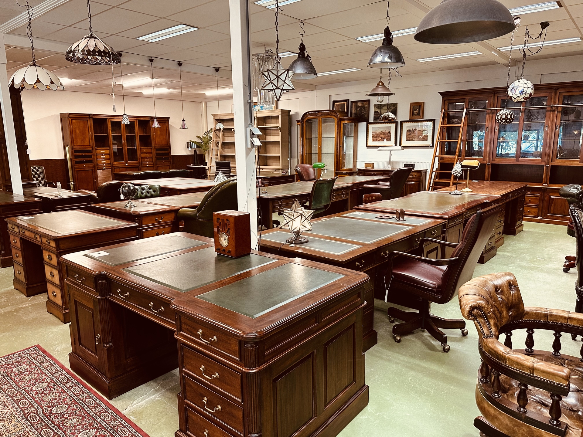 Sfeerbeeld showroom met Klassiek Antieke Engelse Chesterfield bureaus 2