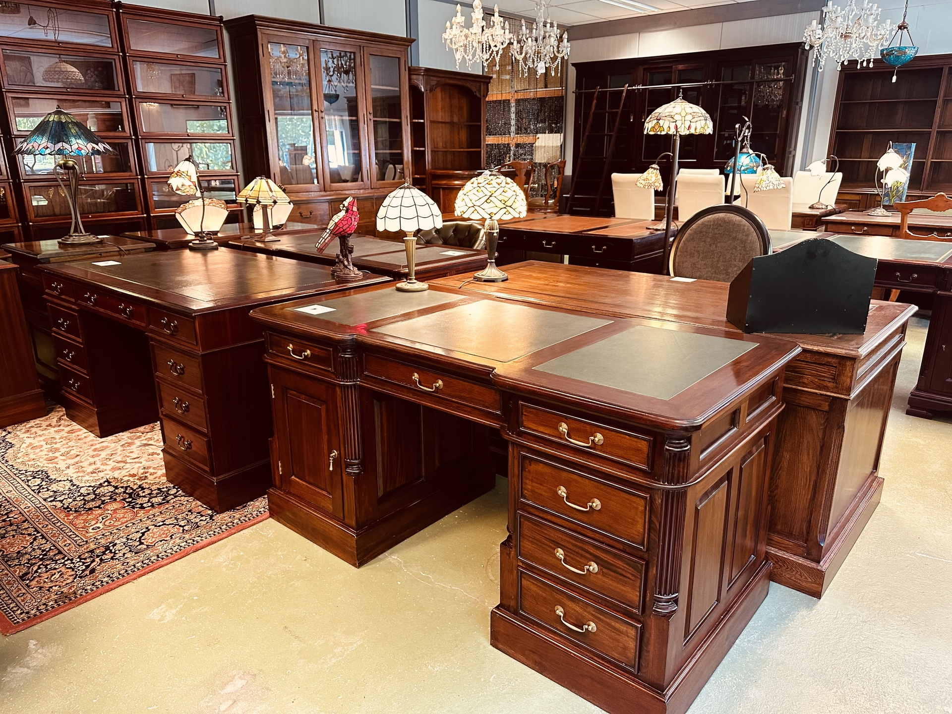 Sfeerbeeld showroom met Klassiek Antieke Engelse Chesterfield bureaus 1