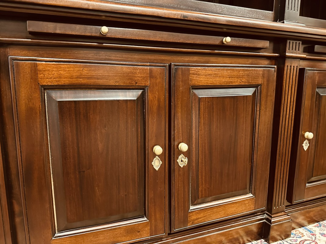 Klassieke en Engelse boekenkast stijl kenmerk ingefreesde deuren en goud kleurig beslag