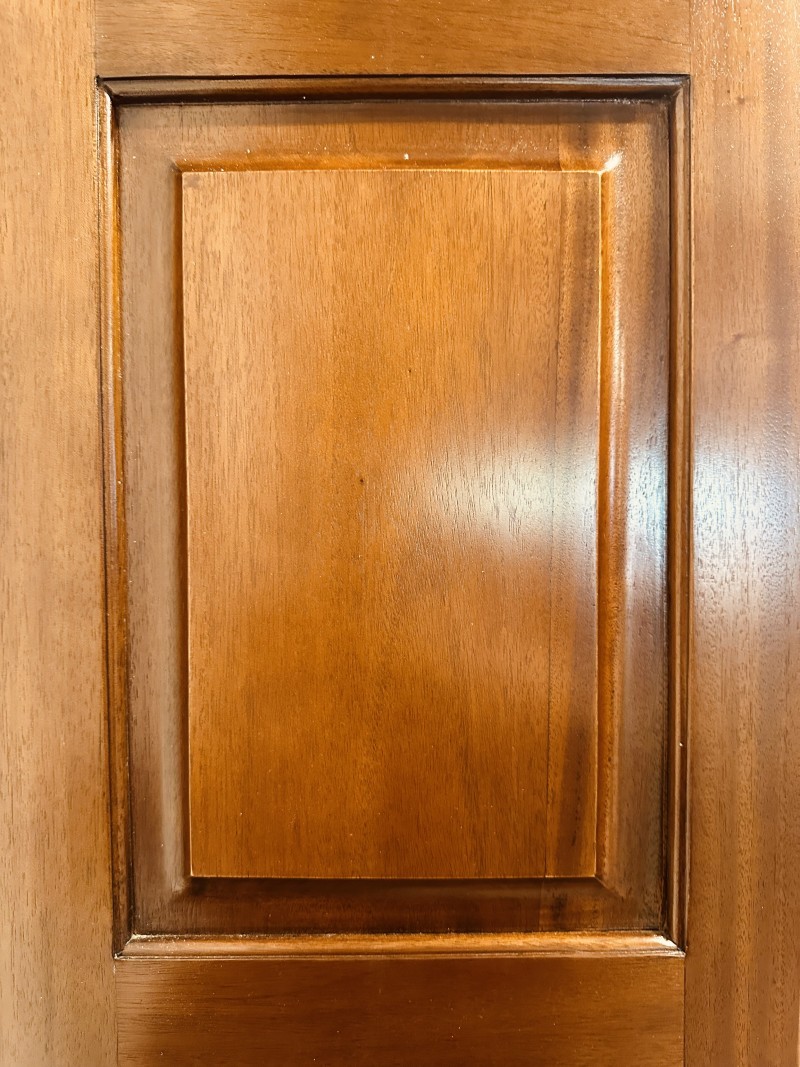 Klassieke en Engelse boekenkast stijl kenmerk gefreesde panelen in zijwand kast