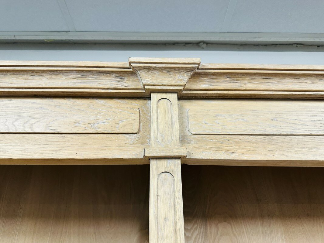 Klassieke en Engelse boekenkast stijl kenmerk zuil en koof met afgeronde verspringende rand