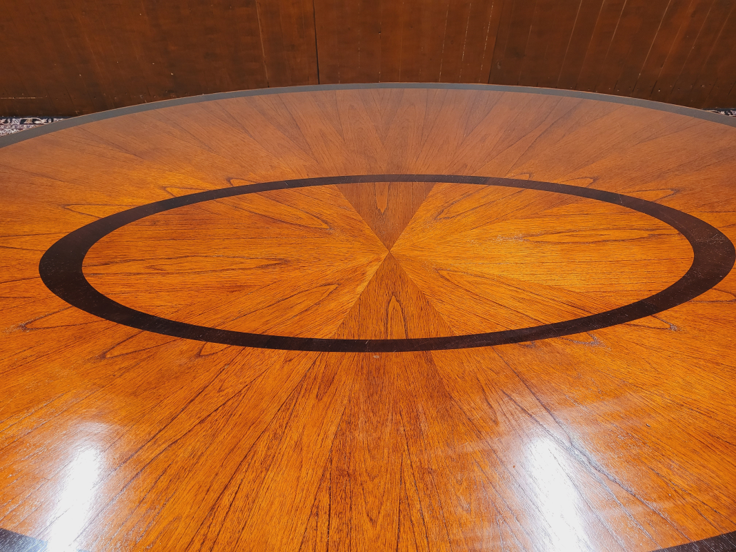 Detail foto inlegwerk Globe Wernicke tafel donker