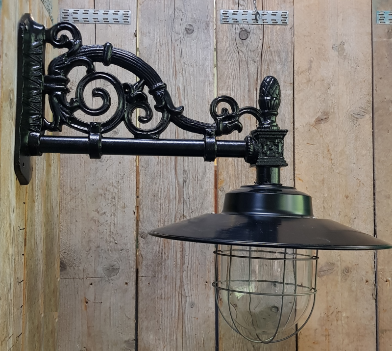 Klassische schwarze Außenlampe aus Gusseisen