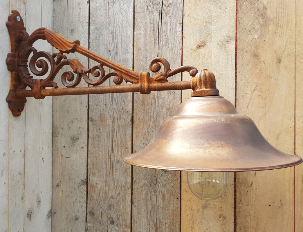Große antike Außenlampe aus Gusseisen mit Messingschirm