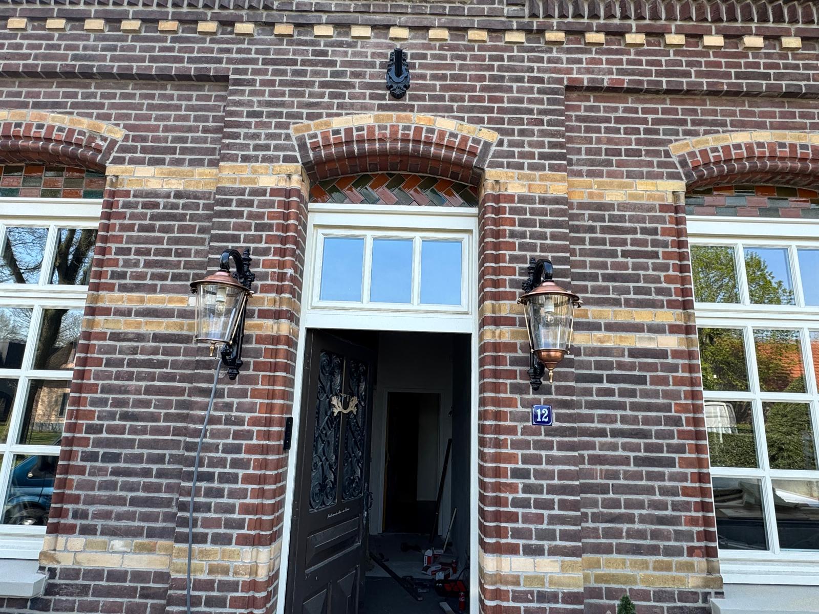 Foto von klassischen Außenleuchten an der Fassade