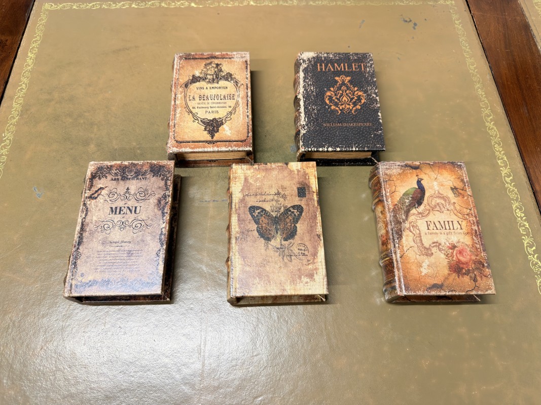 Boeken ter aankleding antieke klassieke salontafel