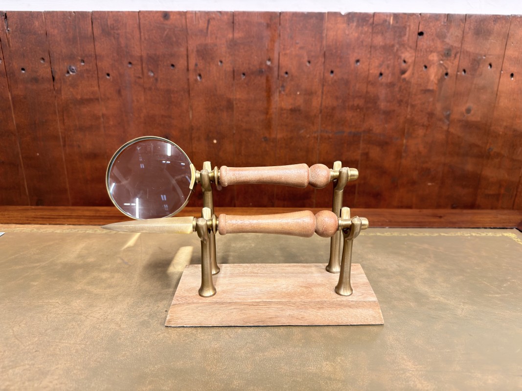 Antieke loep met briefopener ter aankleding salontafel