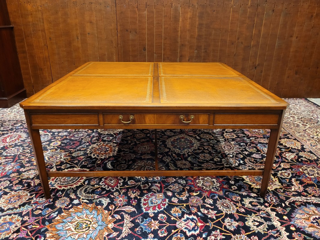 Antieke Chesterfield salontafel met lederen blad