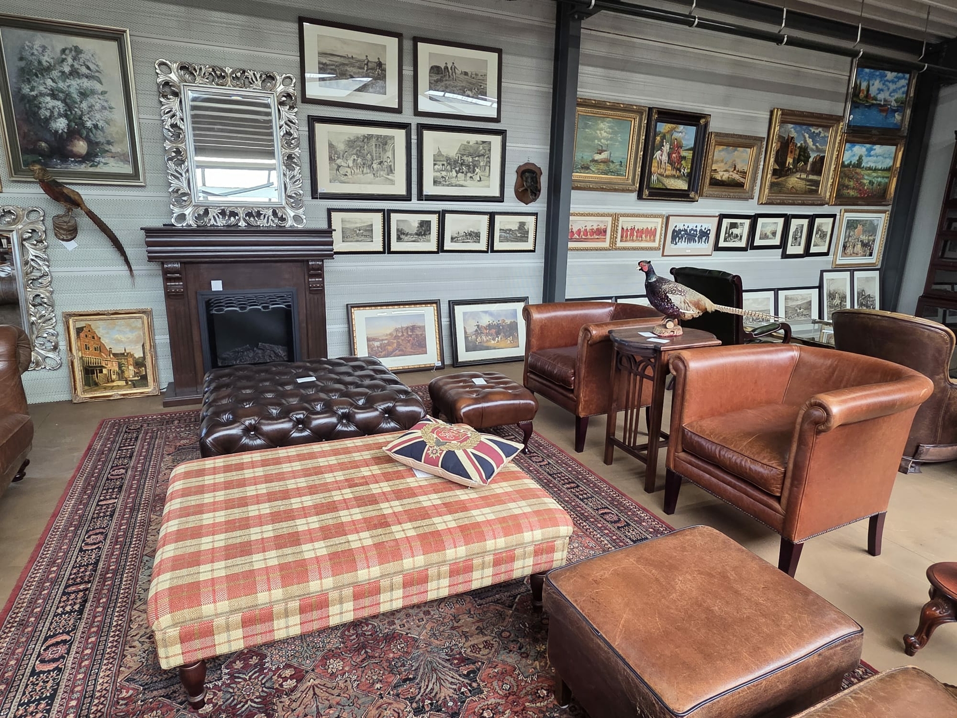 Sfeerbeeld showroom met antieke klassieke salontafels 1