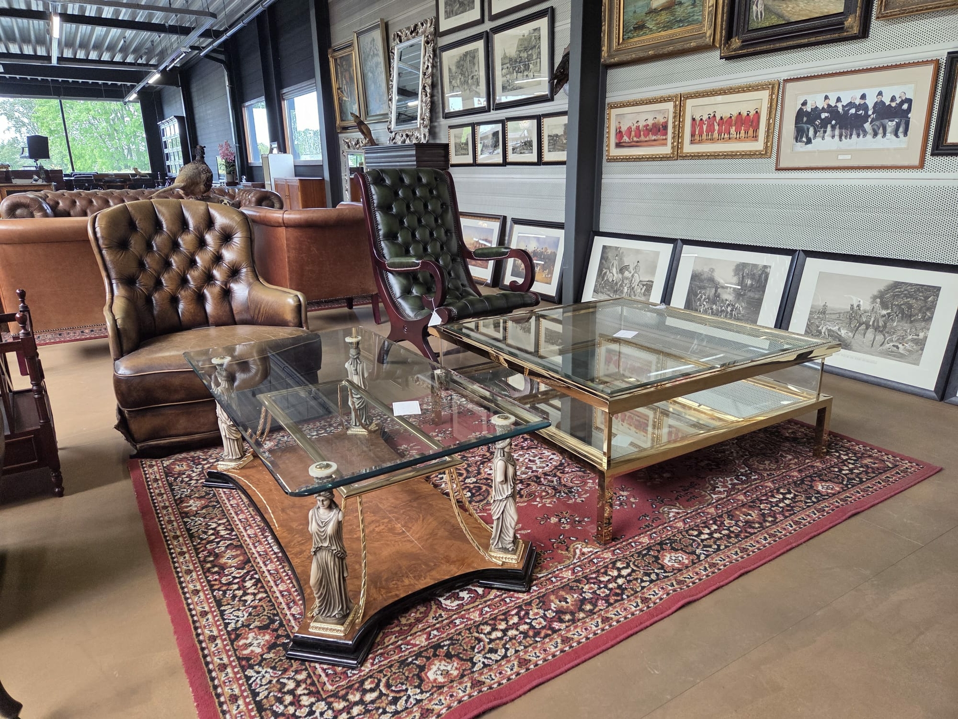 Sfeerbeeld showroom met antieke klassieke salontafels 2