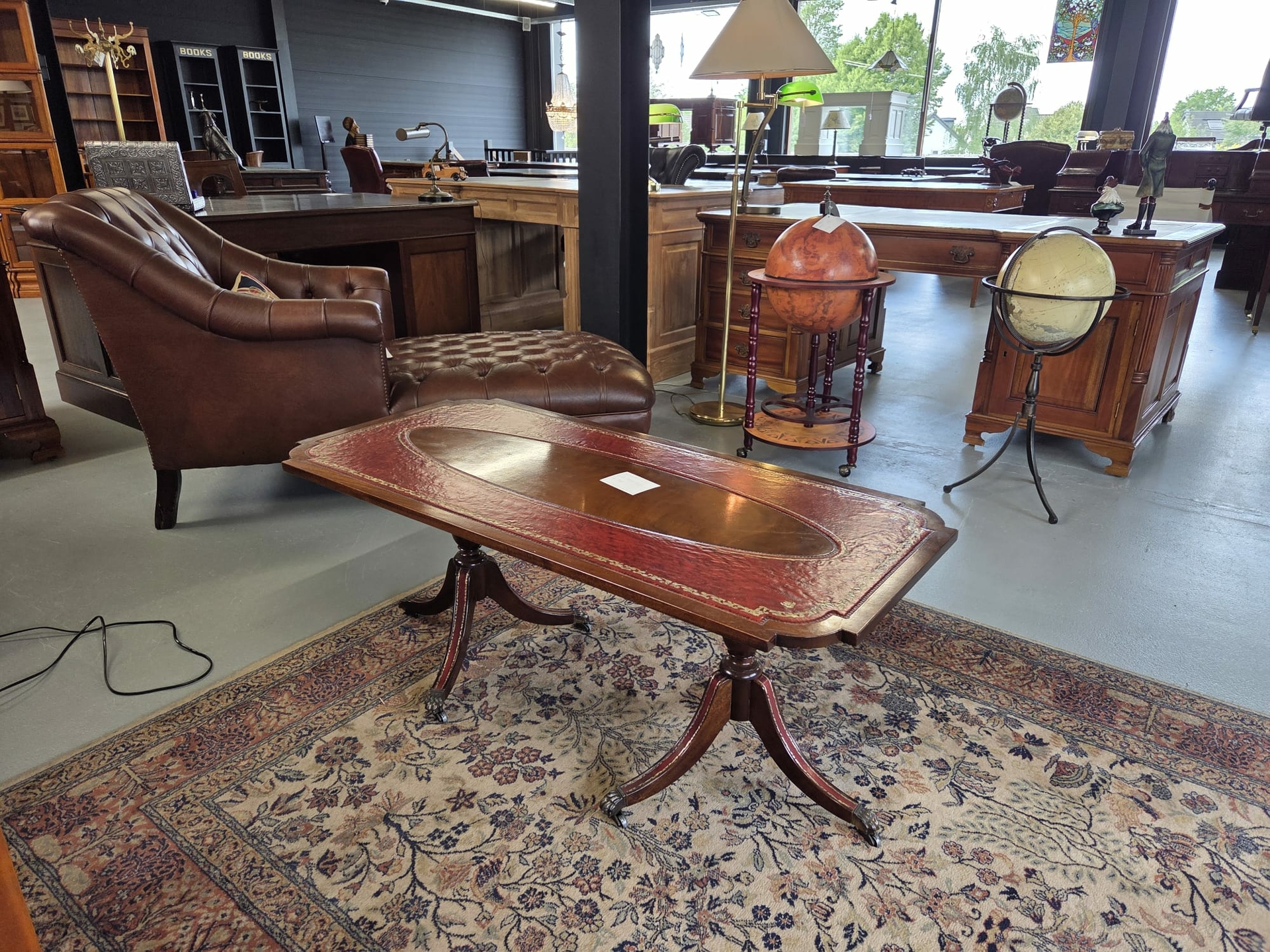Sfeerbeeld showroom met antieke klassieke salontafels 3