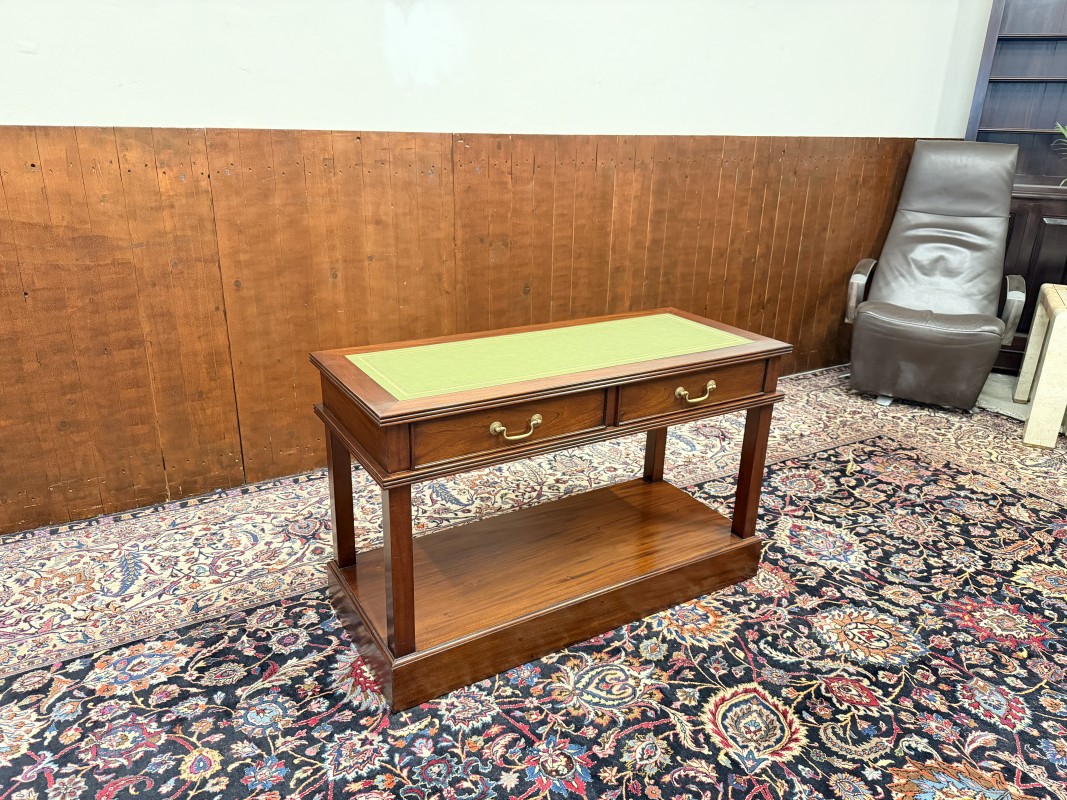 Klassieke Engelse sidetable met lederen blad