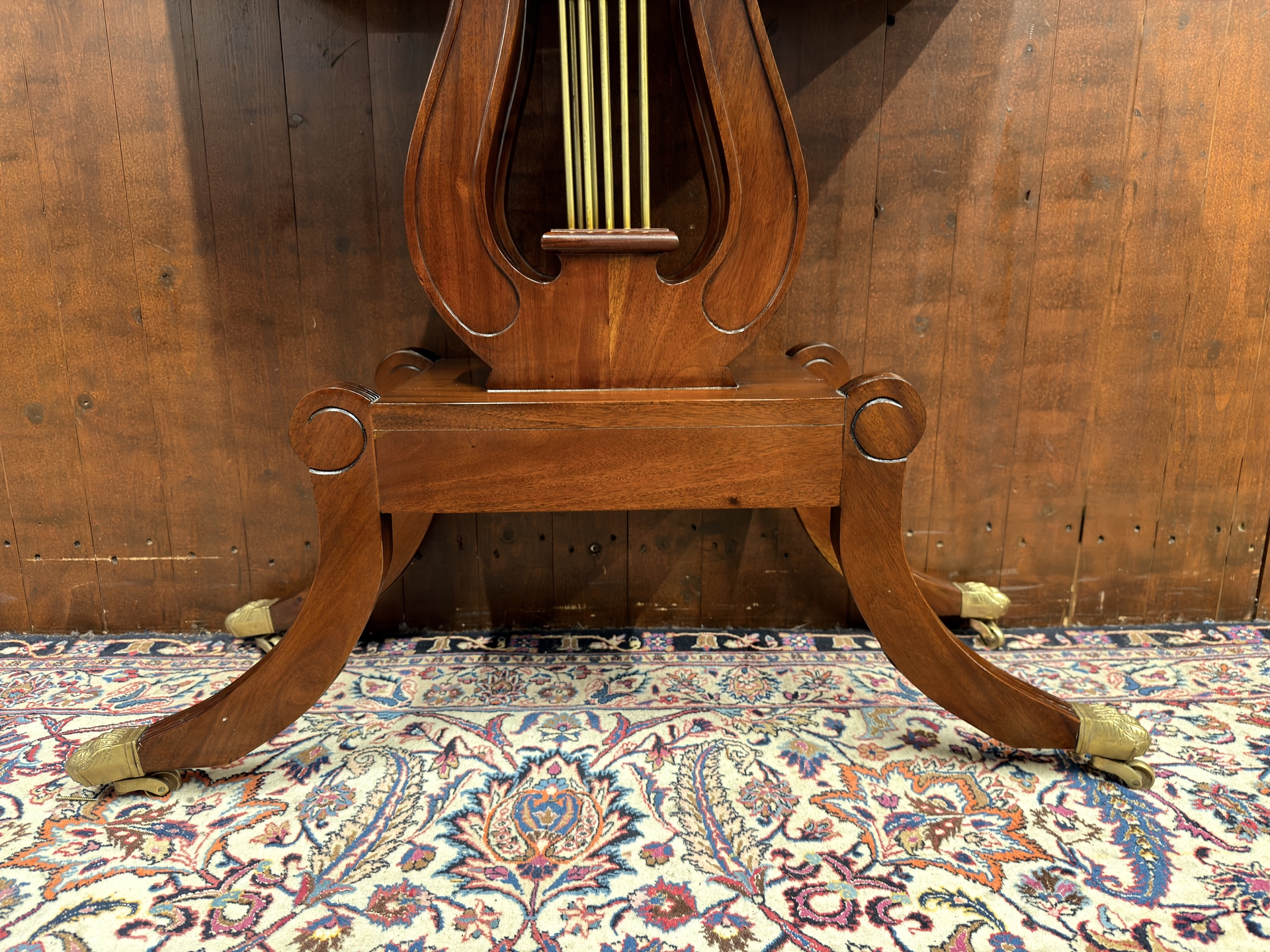 Houtsnijwerk op voet Klassieke sidetable