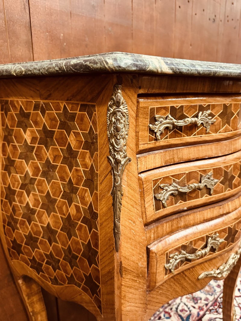 Inlegwerk en bronze ornamenten Franse Barok sidetable