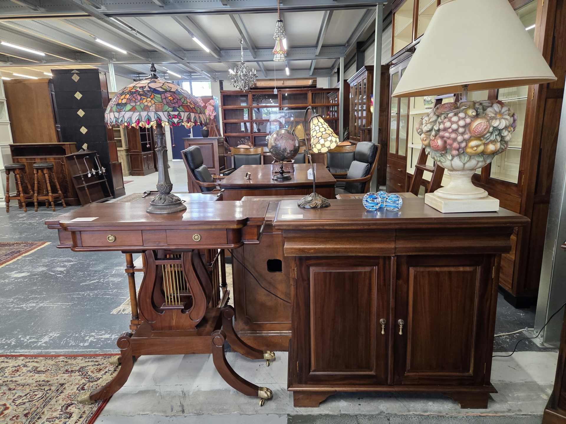Sfeerbeeld antieke klassieke mahonie sidetable in onze showroom