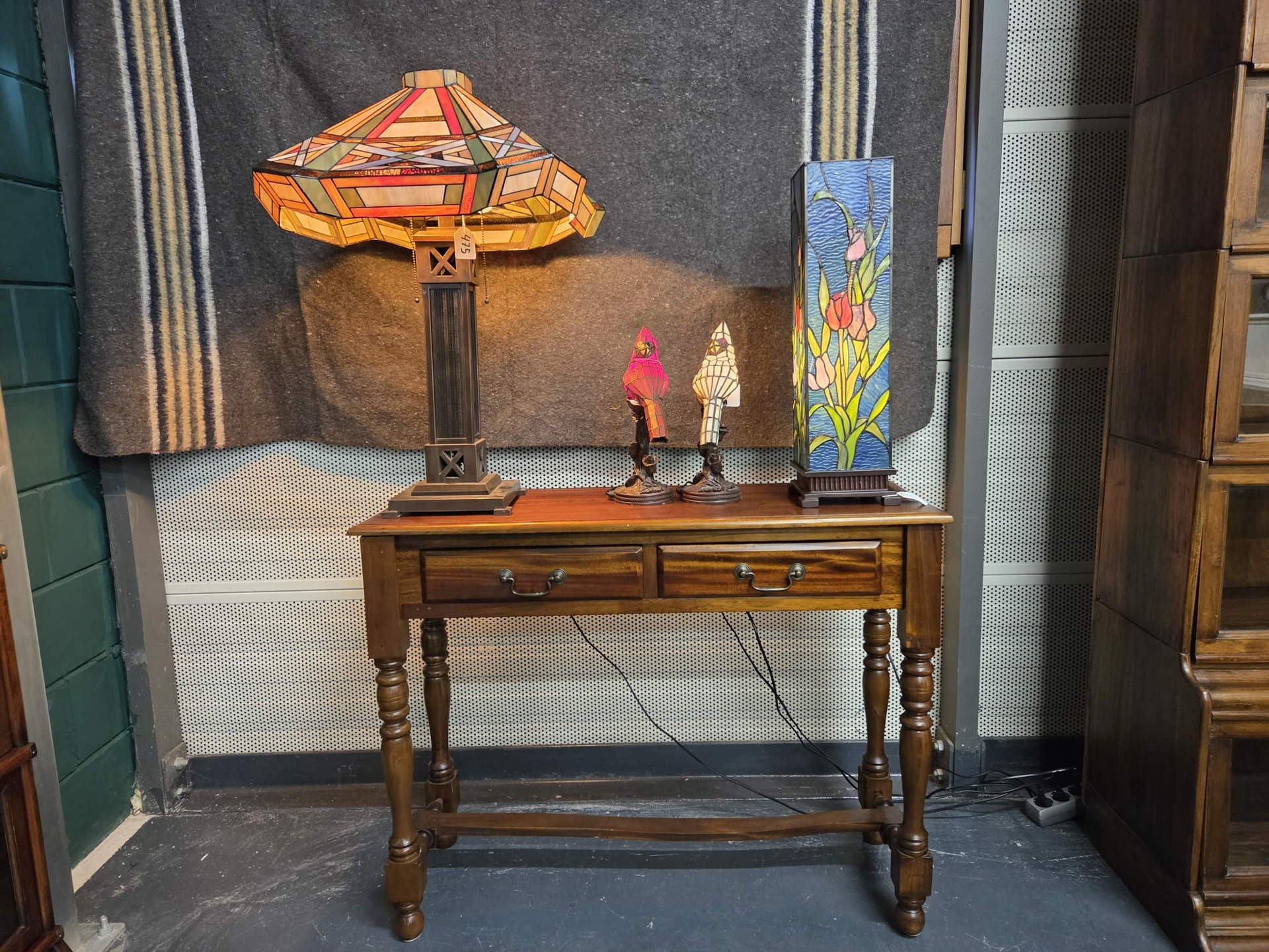 Sfeerbeeld klassieke mahonie sidetable in onze showroom