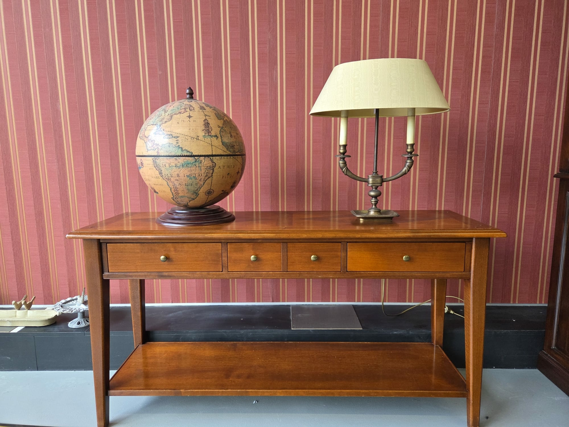 Sfeerbeeld Art Deco sidetable in onze showroom