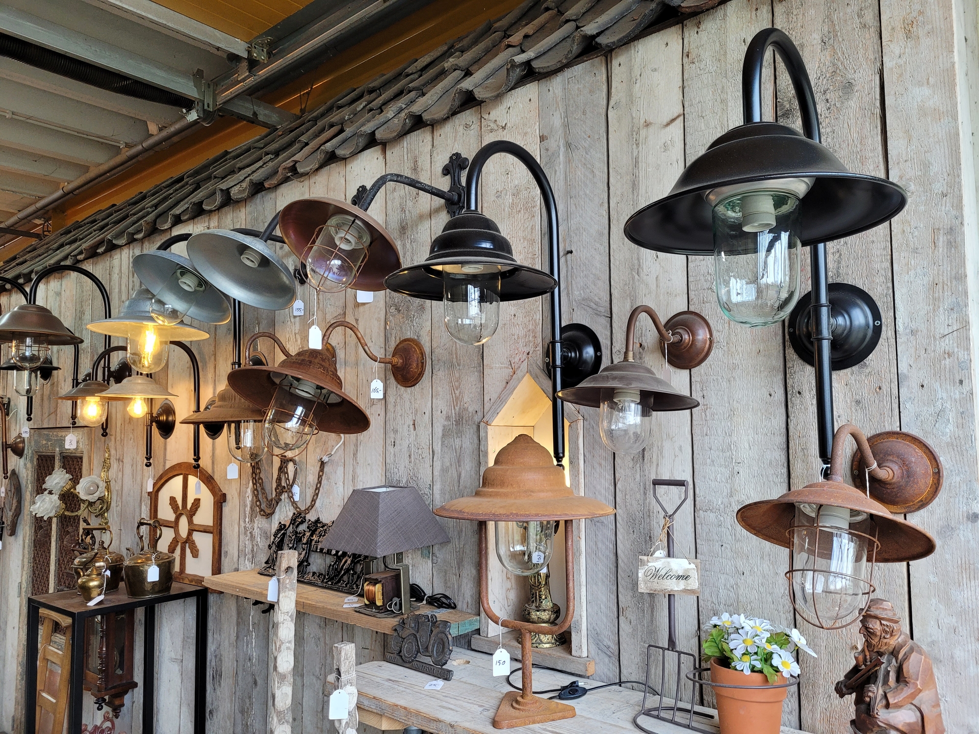 Fotos aus dem Showroom mit rustikalen Außenleuchten und Stalllampen aus verschiedenen Materialien