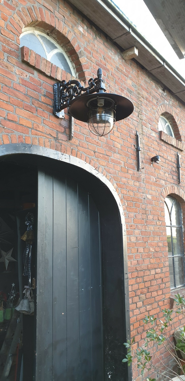 Schwarze klassische Außenlampe aus Gusseisen – Foto eines Kunden