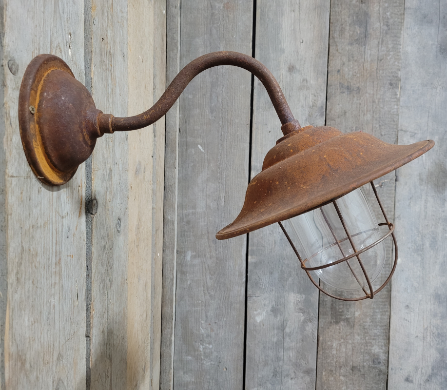 Stalllampe aus Cortenstahl für den Außenbereich