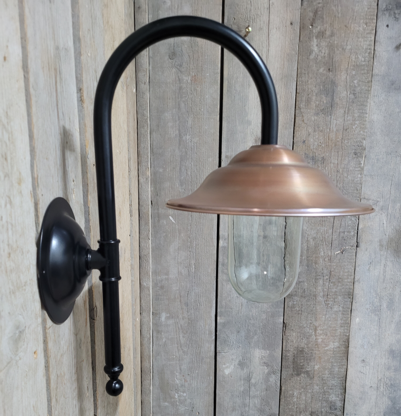 Klassische Landhaus-Außenlampe im schwarz-kupferfarben