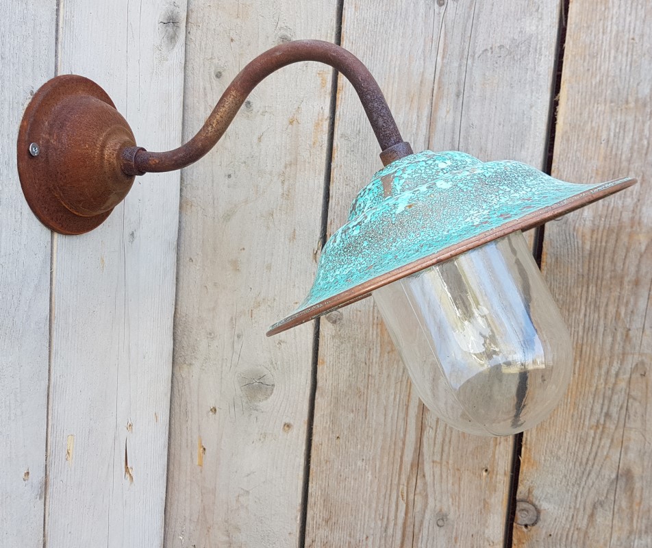 Landhaus-Außenlampe im Stall-Stil aus Cortenstahl mit oxidiertem Kupferschirm