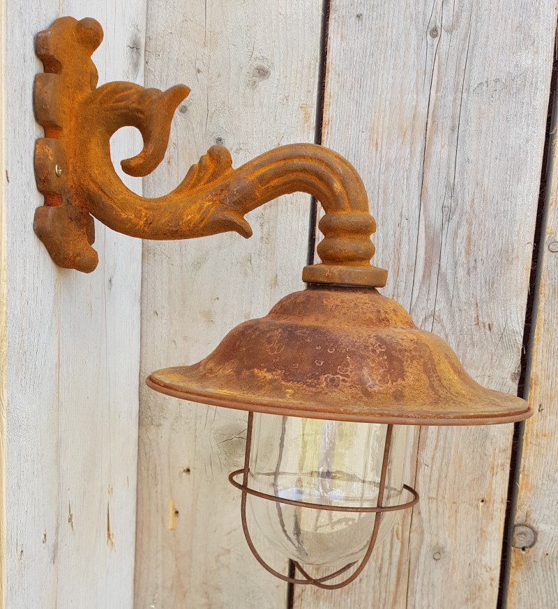 Rustikale, rostige Stalllampe aus Gusseisen für den Außenbereich