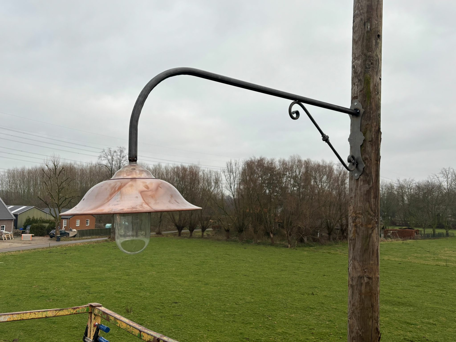 Große schmiedeeiserne Stalllampe mit Messingschirm – Foto eines Kunden