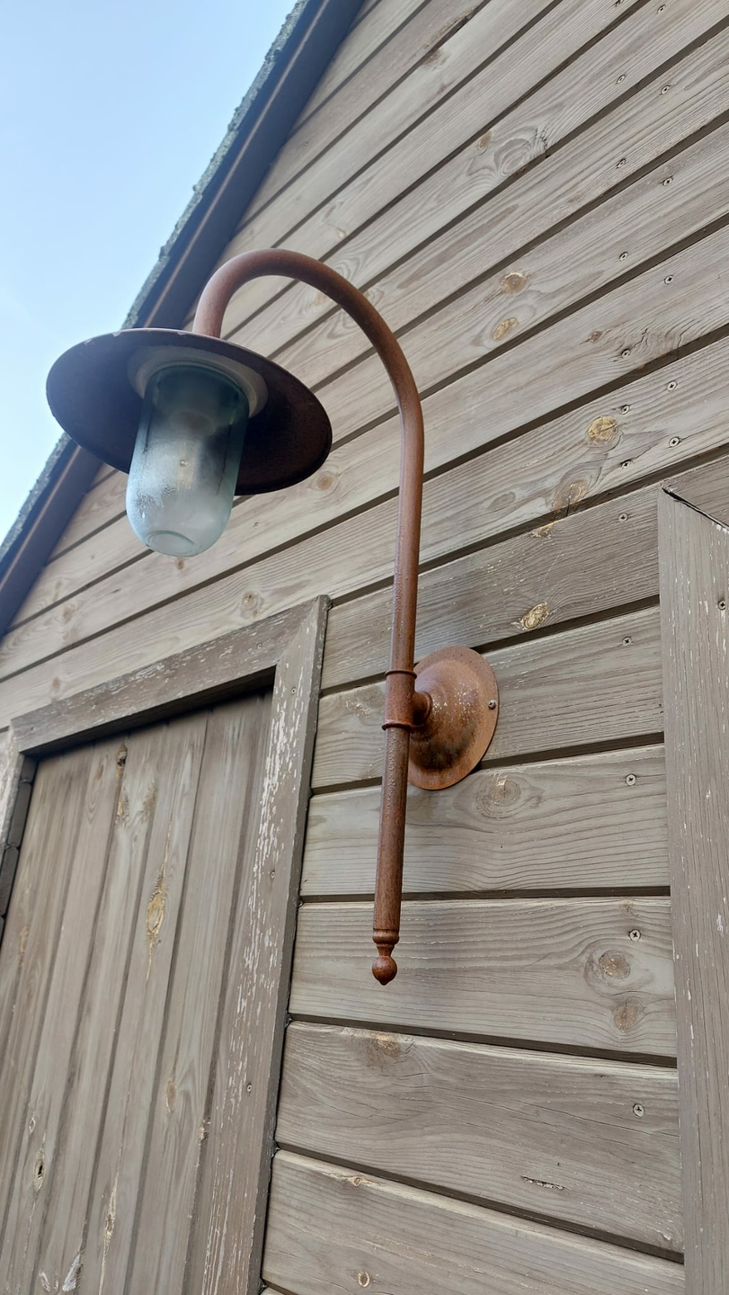 Ländliche Stalllampe aus Cortenstahl – Foto beim Kunden