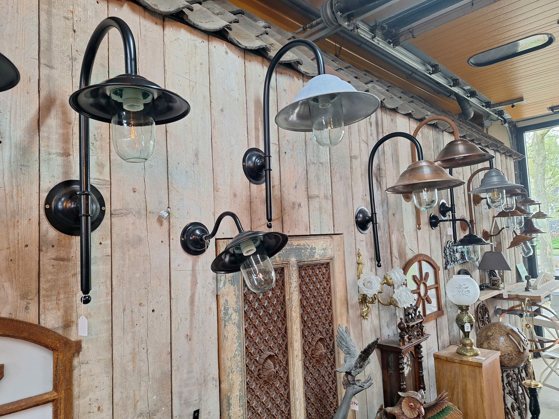 Foto aus dem Showroom: rustikale Außenlampen im Landhausstil, Stalllampen 2