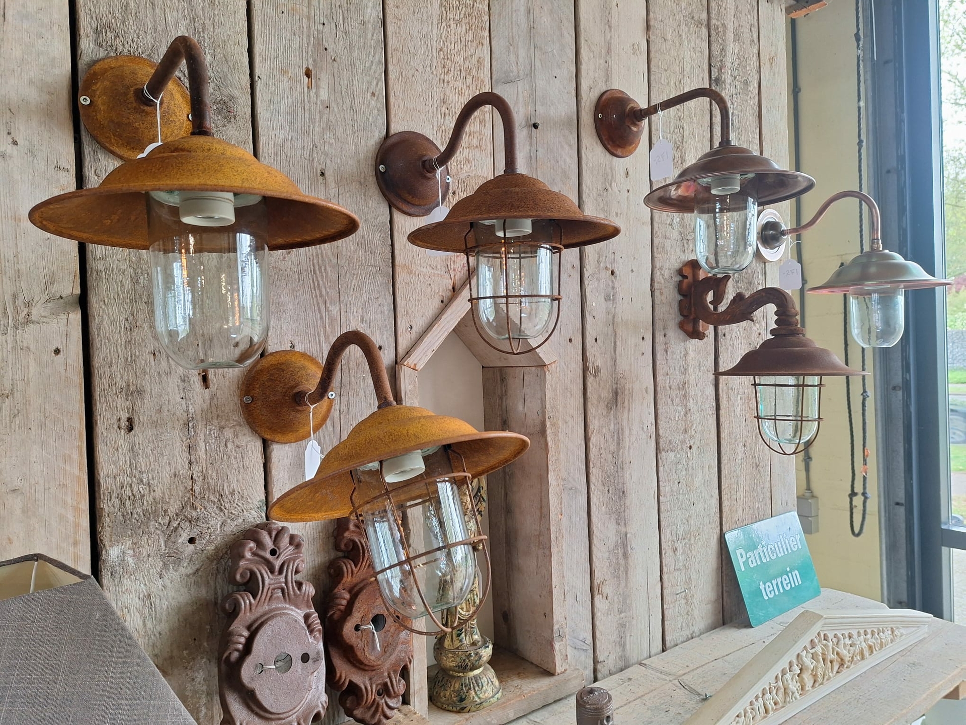 Foto aus dem Showroom: rustikale Außenlampen im Landhausstil, Stalllampen