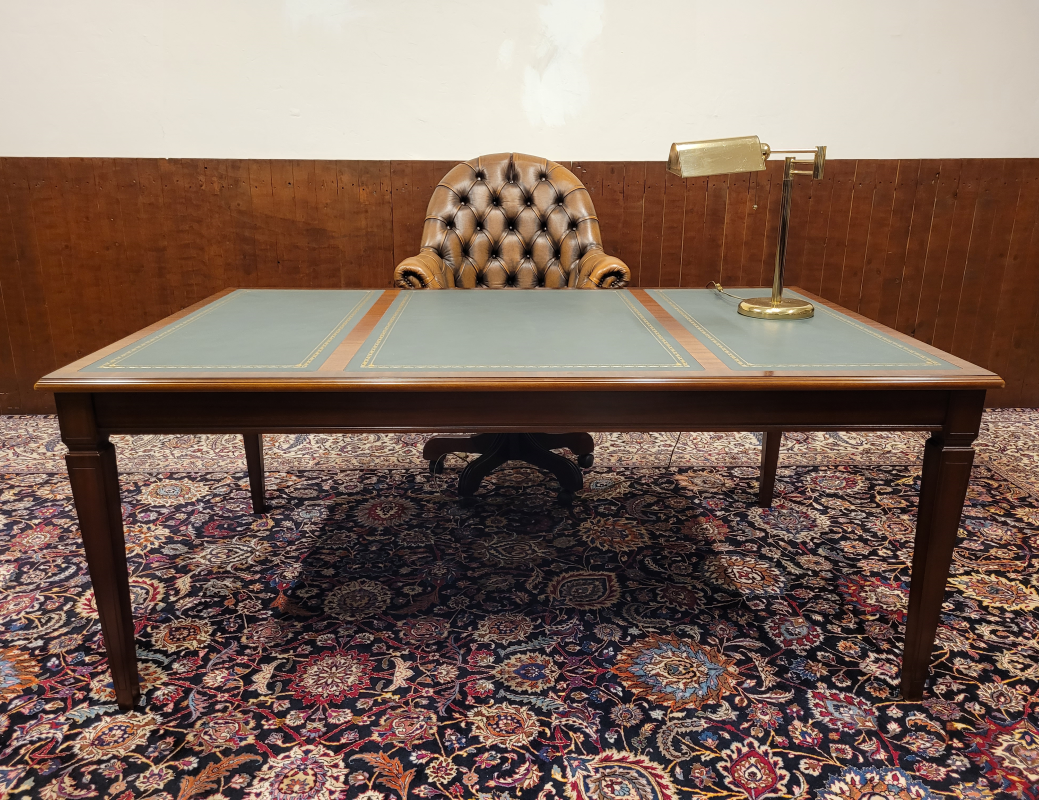 Antieke schrijftafel met lederen inleg blad