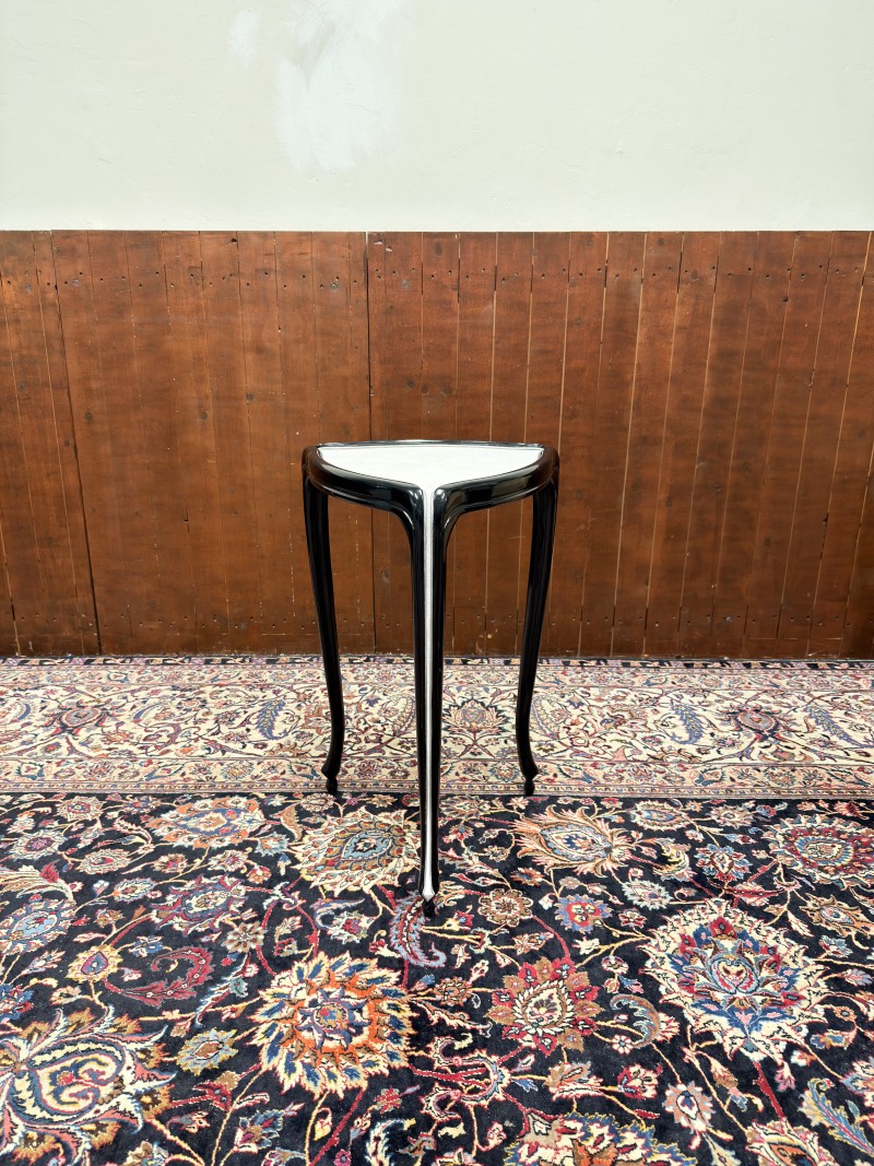 Klassieke bijzettafel gemaakt van roggen huid