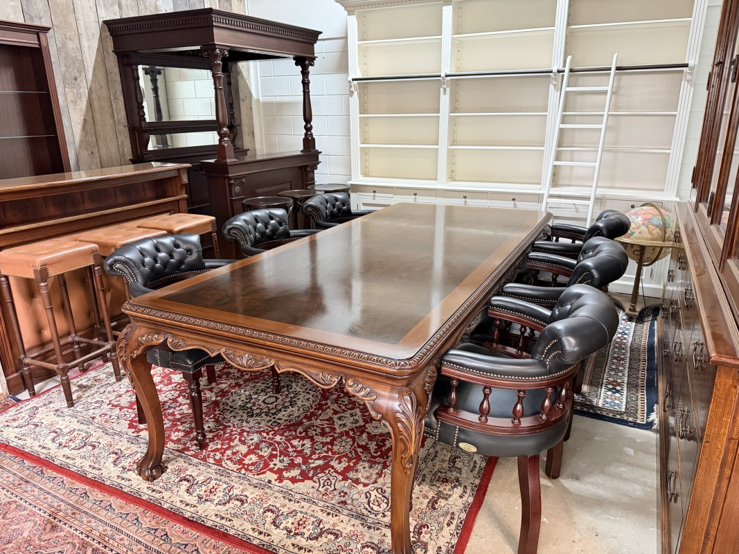 Grote antieke notenhouten eettafel met stoelen