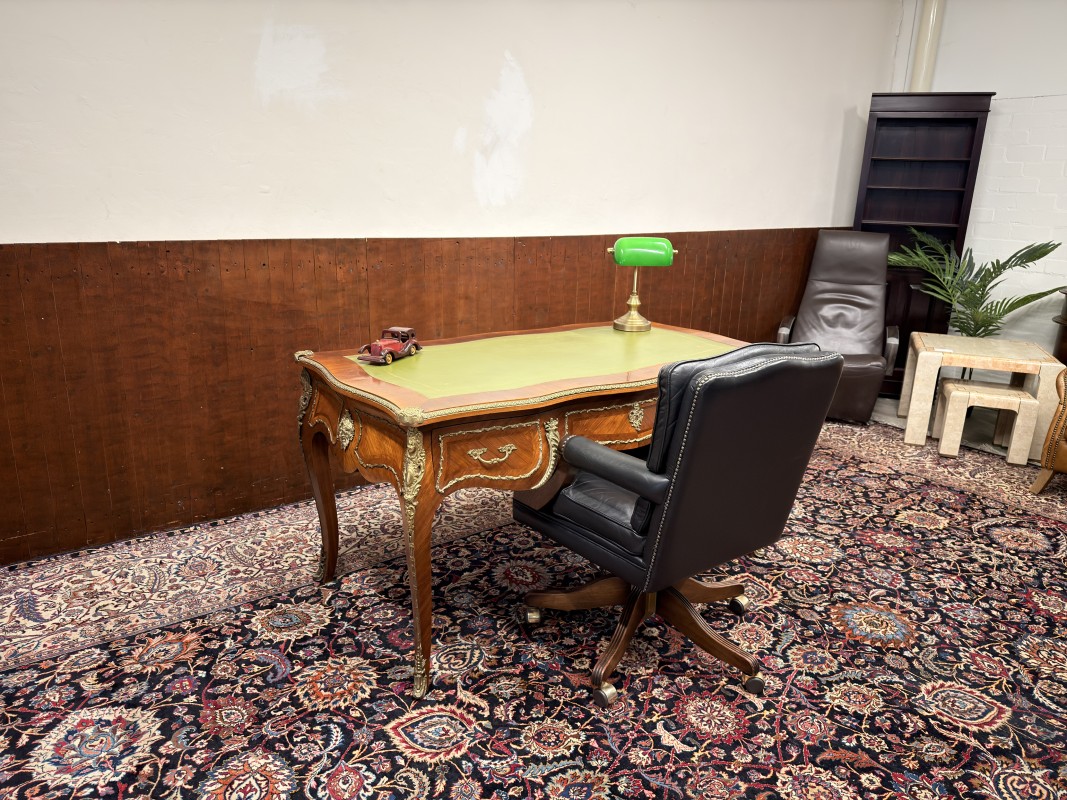 Antieke Franse schrijftafel met bronze ornamenten en lederen blad