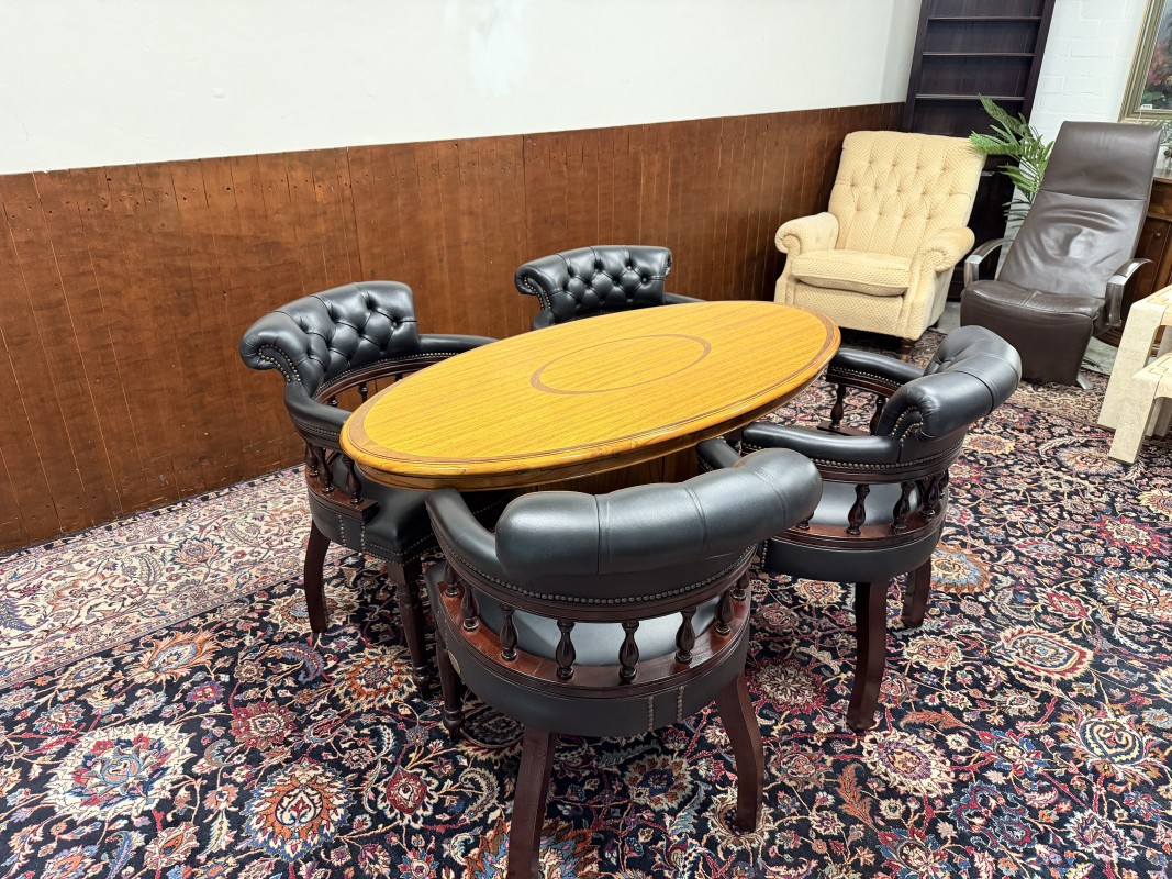 Sfeerbeeld showroom met tafels 2