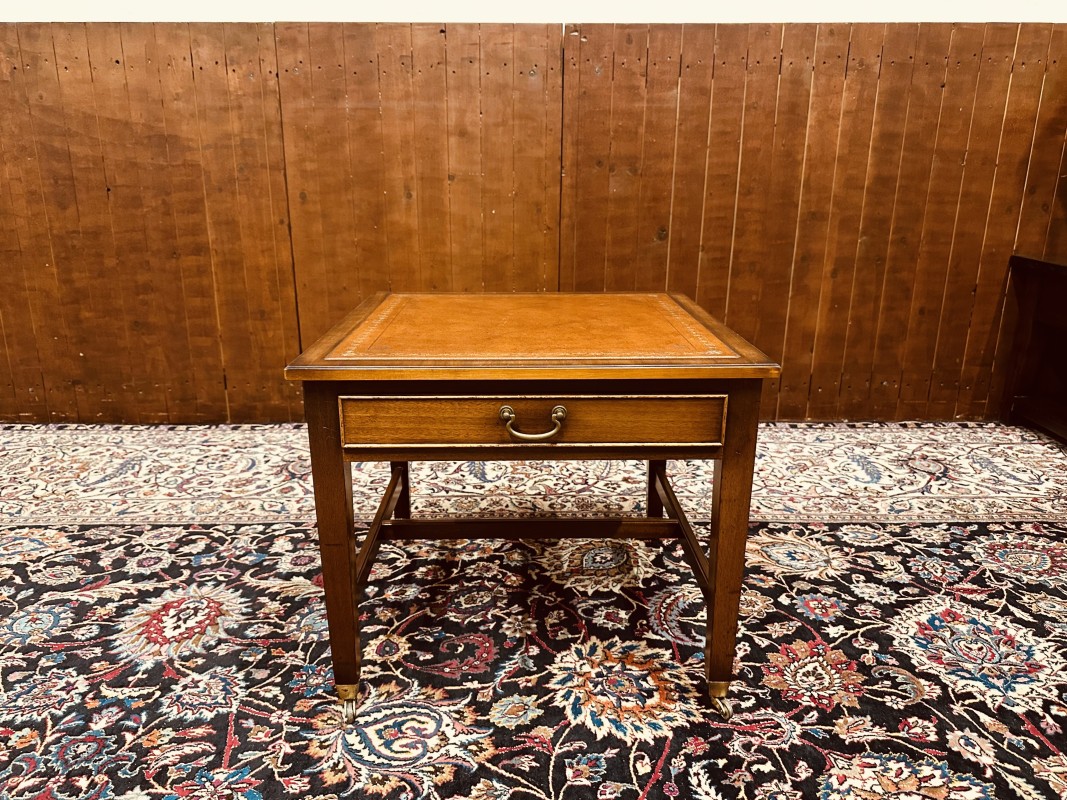 Lage mahonie bijzettafel met lederen blad