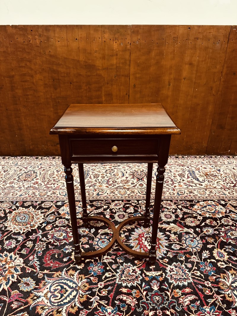 Klassieke mahonie bijzettafel