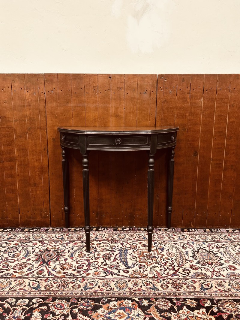 Antieke klassieke zwarte sidetable met lederen blad