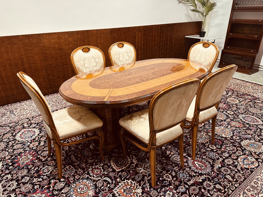 Klassieke italiaanse eettafel gemaakt van notenhout