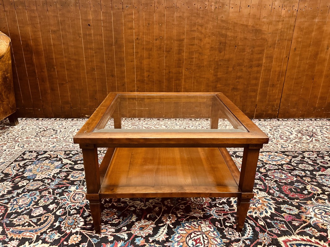 Antieke klassieke salontafel met glasplaat