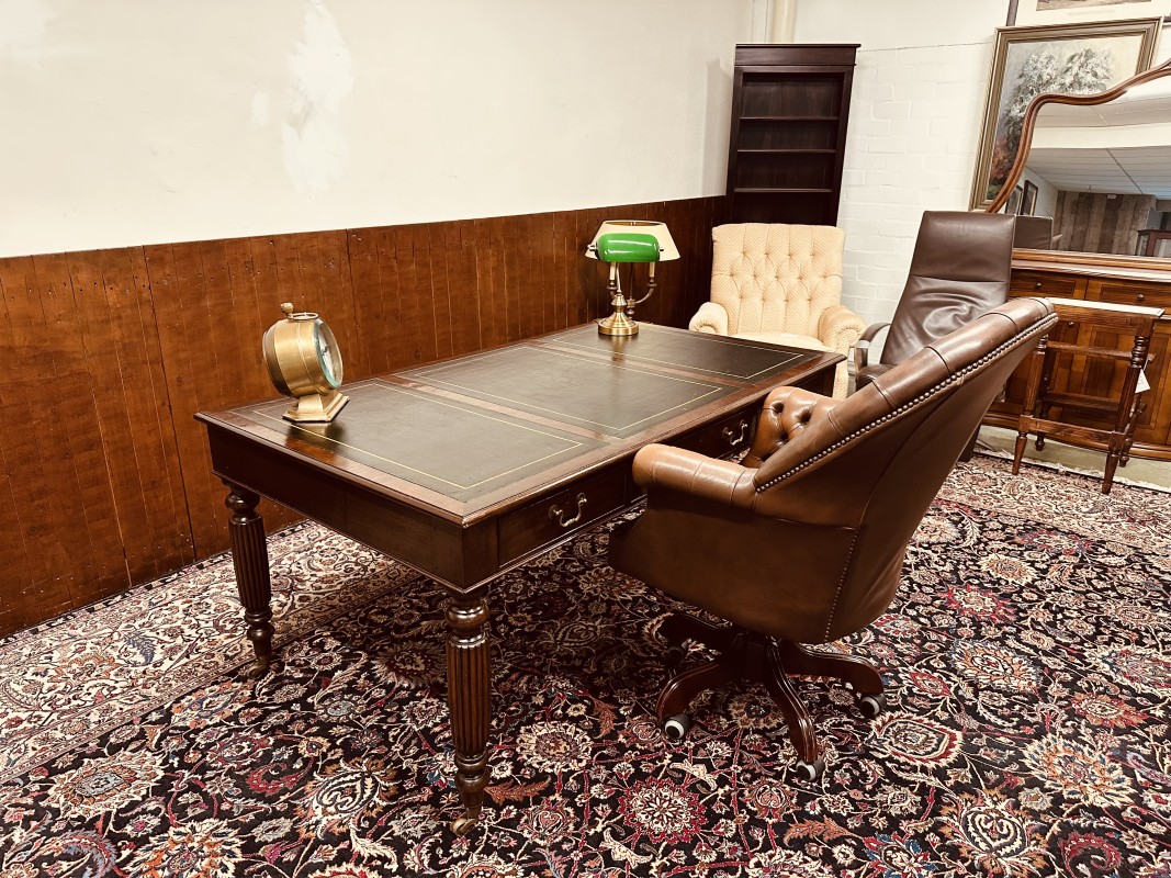 Klassieke antieke schrijftafel met lederen blad