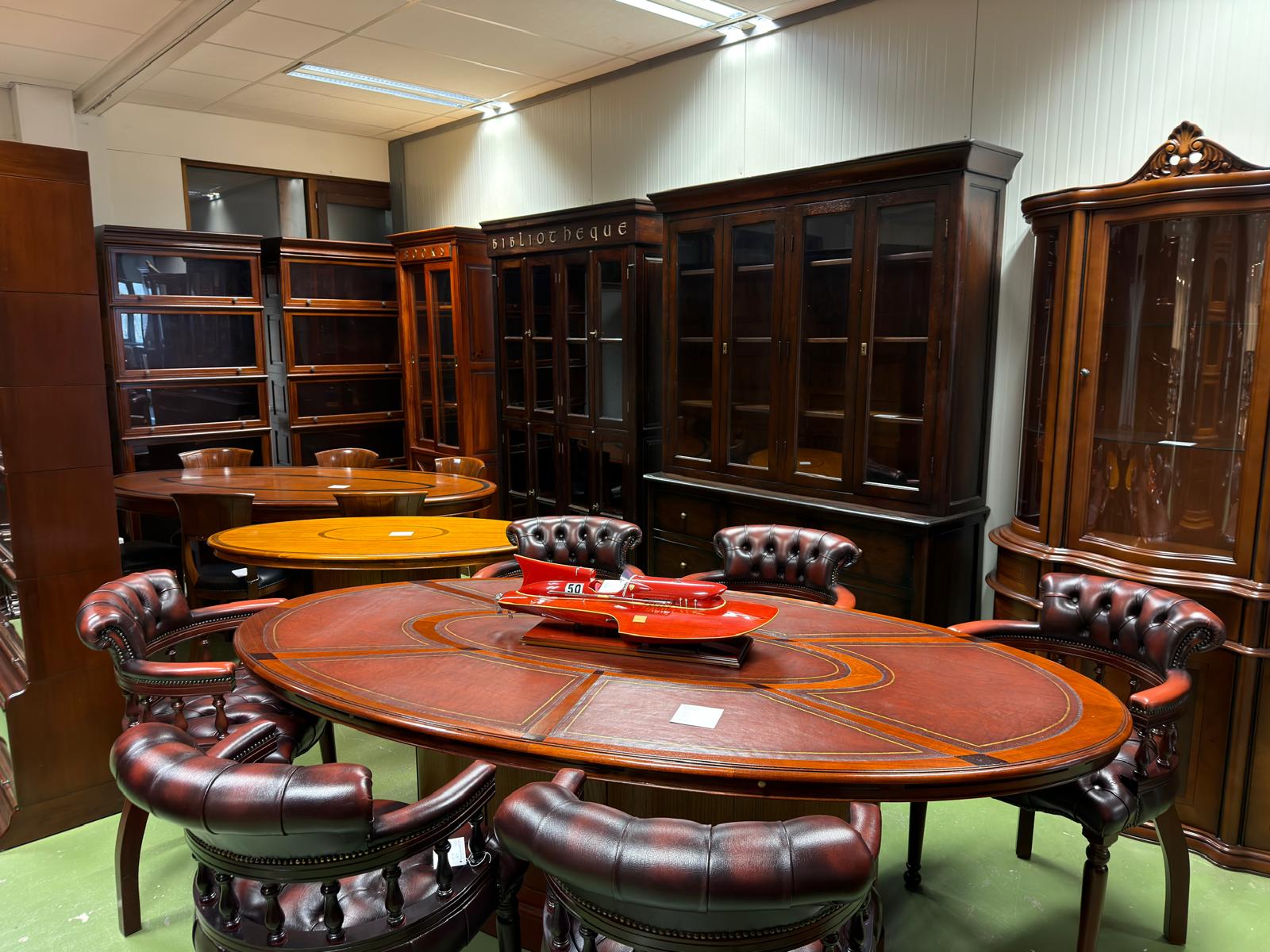 Sfeerbeeld showroom met tafels