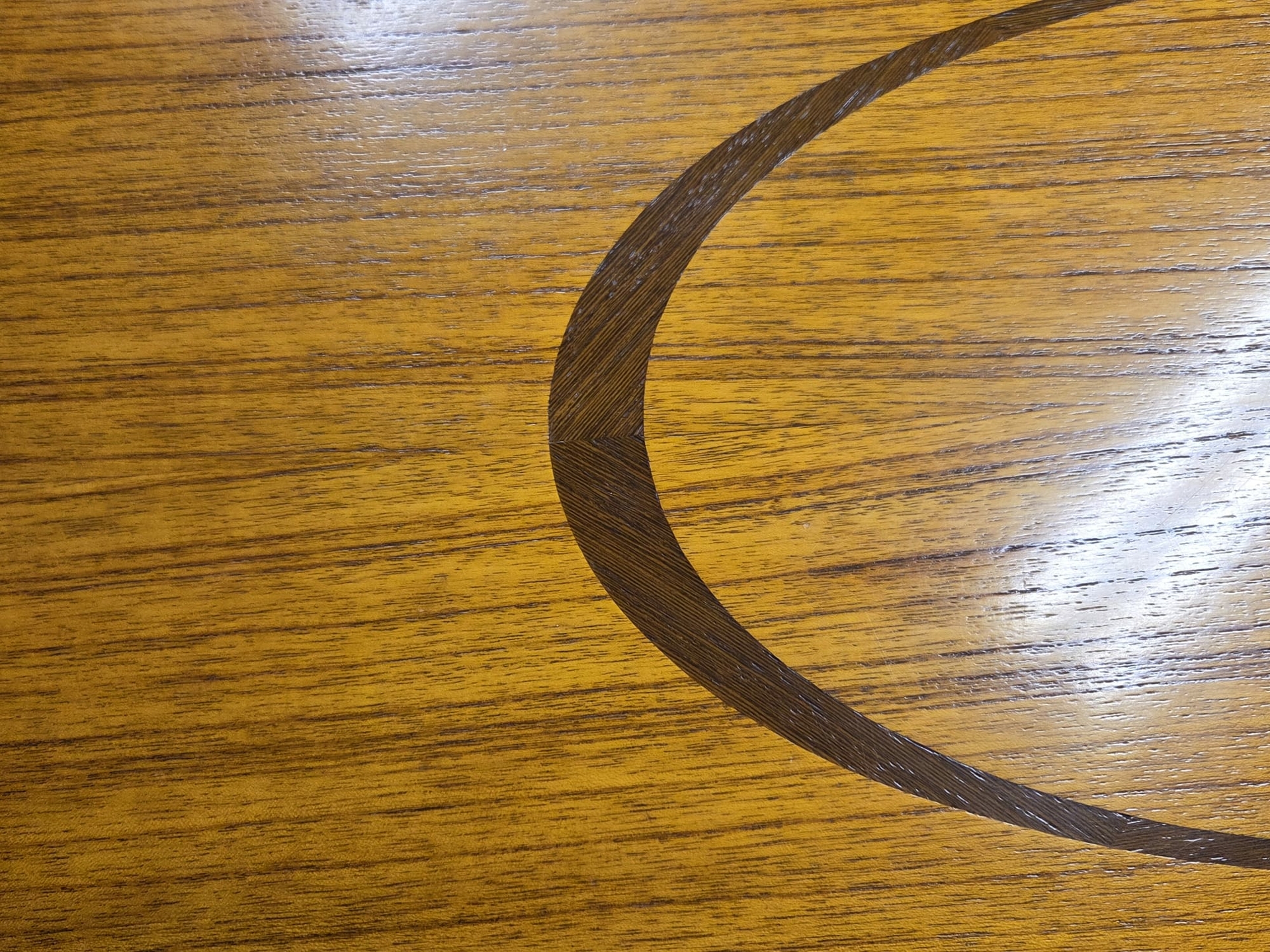 Detail foto inlegwerk Globe Wernicke tafel