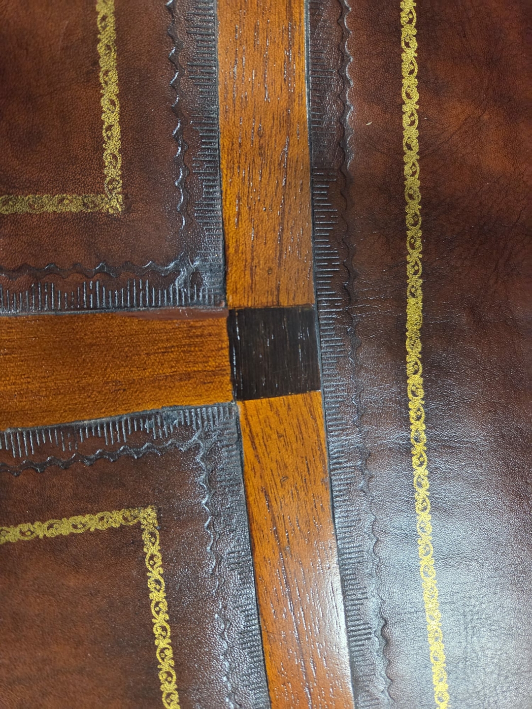 Detail foto van leer en inlegwerk hout