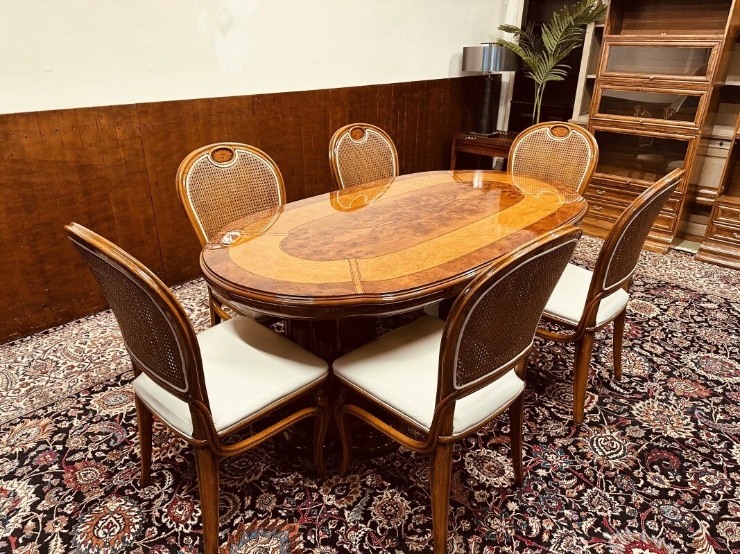 Foto klassieke italiaanse eettafel met stoelen notenhout