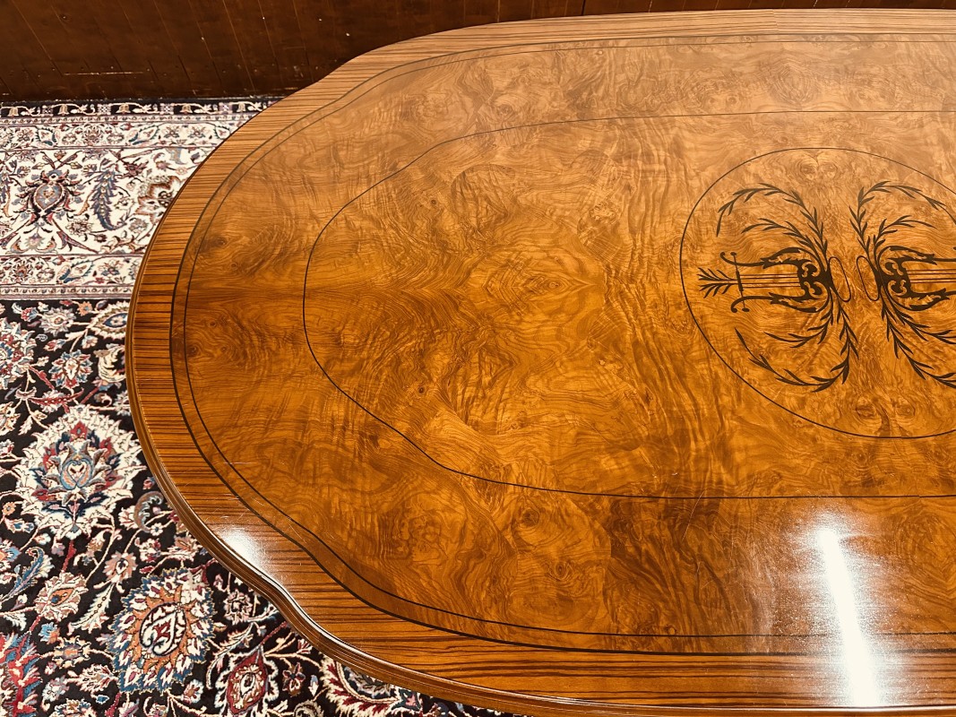 Detail foto houtsoort notenhout vergadertafel eettafel