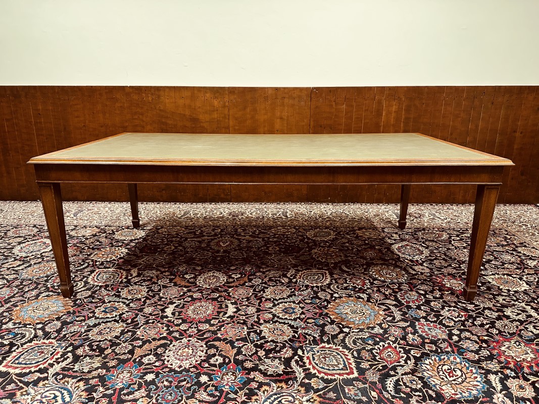 Grote antieke eettafel vergadertafel met lederen blad